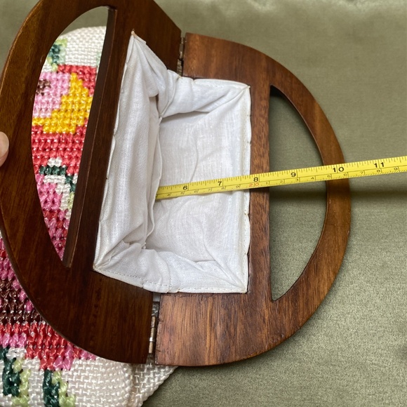 Vintage Woven Purse with Wood Clasp Handle Mid Century Style Handbags - Picture 10 of 16